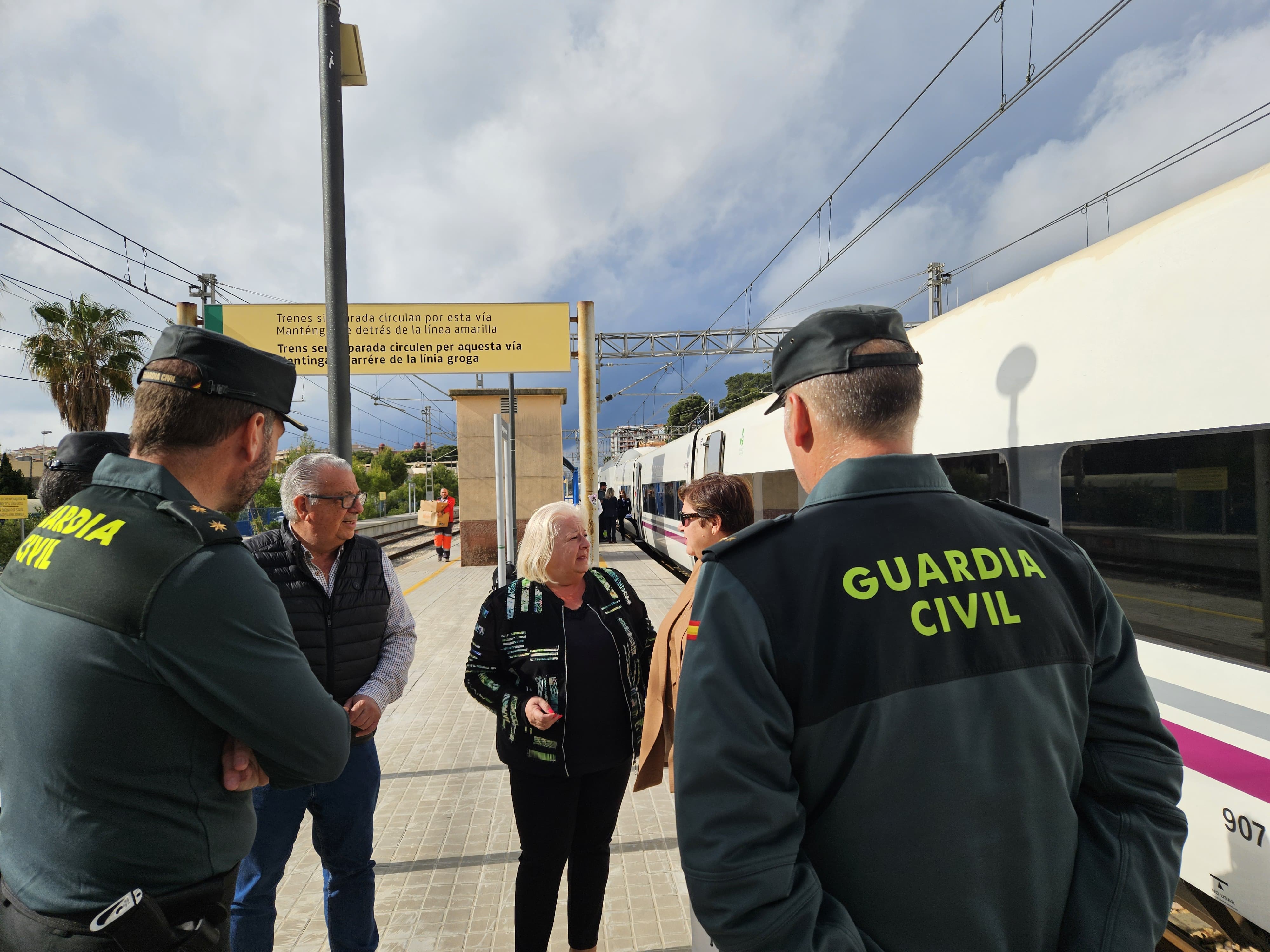 En Oropesa del Mar, a 29 de abril de 2025 El Ayuntamiento de Oropesa del Mar ha prestado asistencia a los cerca de 600 pasajeros del tren procedente de Valencia y con destino Barcelona que quedó detenido en la ribera de Cabanes durante el apagón eléctrico que afectó a buena parte del país el pasado lunes 28 de abril. Desde primeras horas de la tarde, el consistorio puso a disposición de los viajeros diversos recursos para garantizar su bienestar, entre ellos el reparto de dos palets de agua y la coordinació